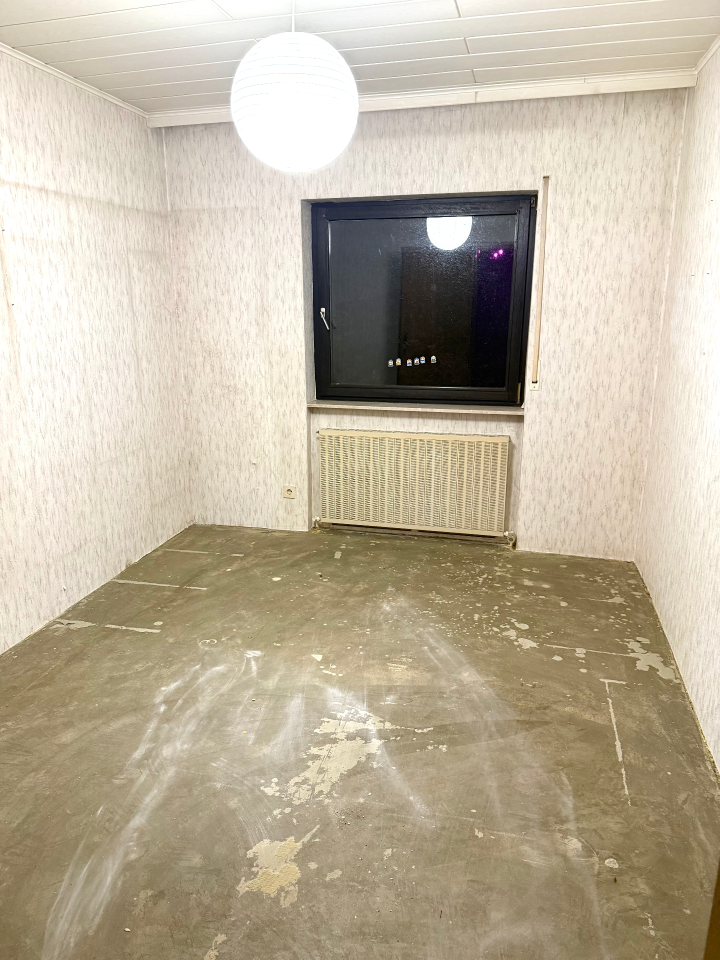 Nachher: leeres, besenreines Bürozimmer nach kompletter Auflösung